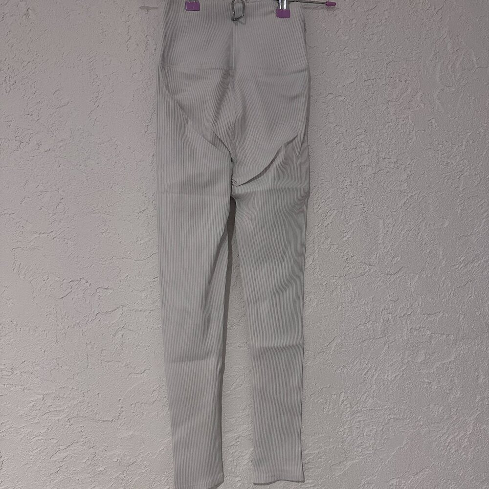 Pair 1 - Carbon38 Ivory Workout Leggings – Size XS – Sleek & Sculpting - White - Picture 2 of 8